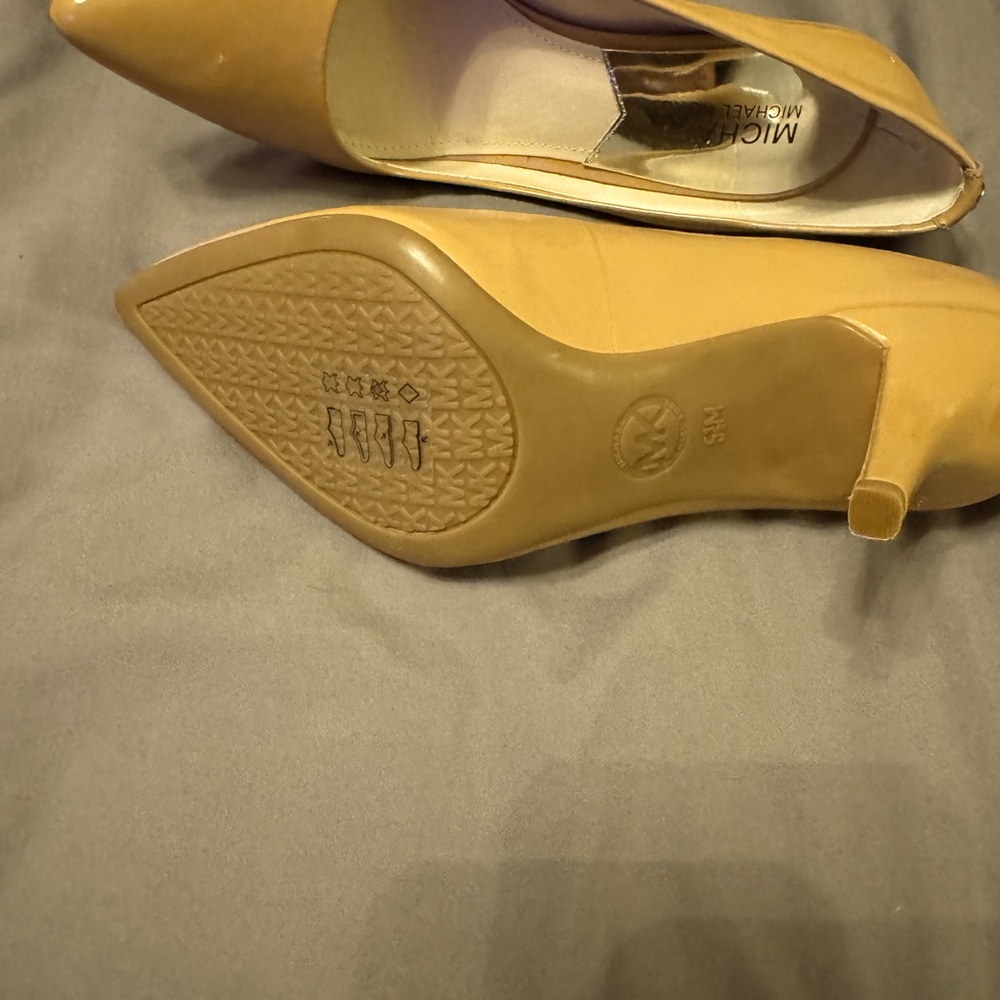 Michael kors tan color size 5.5, excellent condition.